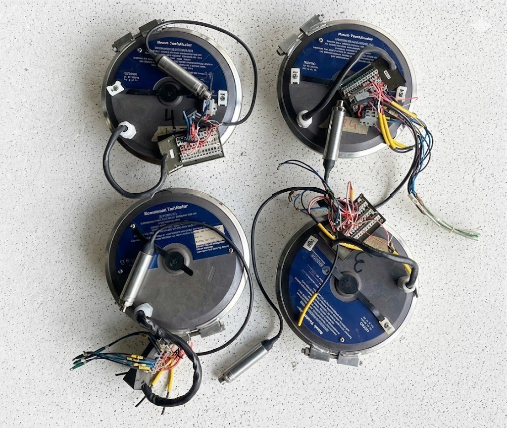 saab tankradar transmitter electronic boxes 9150064 871 and 9150064 871m saab tankradar transmitter electronic boxes 9150064 871 and 9150064 871m
